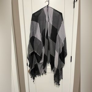 Lululemon scarf shall black gray plaid. Smoke free home. Excellent